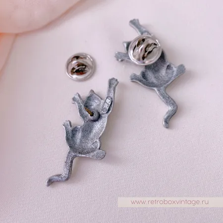 На фото две броши