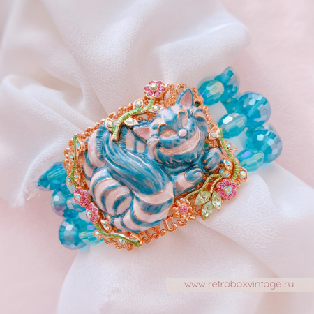 KIRKS FOLLY Браслет-стрейч «Чеширский кот» на голубых бусах: Коллекция «Алиса в стране чудес»