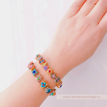 В паре браслет 