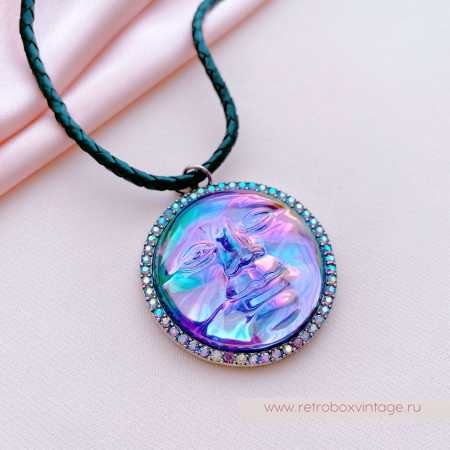 KIRKS FOLLY Кулон на кожаном шнуре "Лунная гладь: пурпурная водяная луна в серебре"