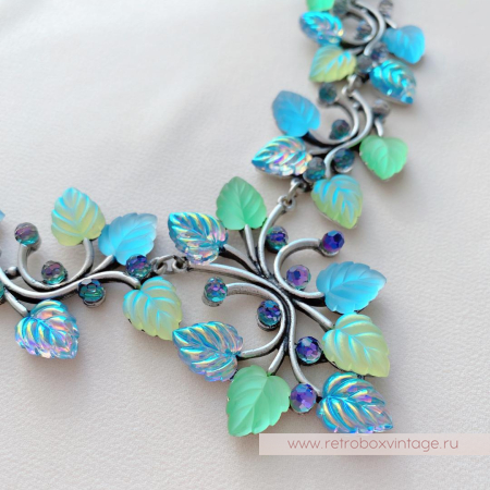 SWEET ROMANCE Колье «Нежное пробуждение: зелено-голубые листья в серебре»