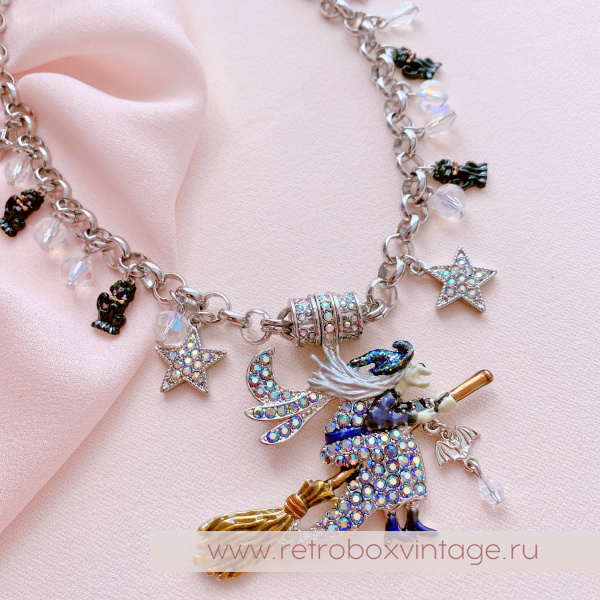 KIRKS FOLLY Кулон на магнитной цепочке "Ведьмы не стареют!"