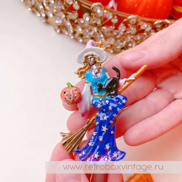 KIRKS FOLLY Брошь-кулон «Фея ведьма на метле в синем платье: серебро»