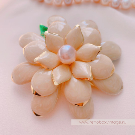 JOAN RIVERS Брошь «Пудрово-бежевая гардения»