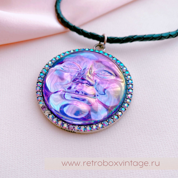 KIRKS FOLLY Кулон на кожаном шнуре "Лунная гладь: пурпурная водяная луна в серебре"