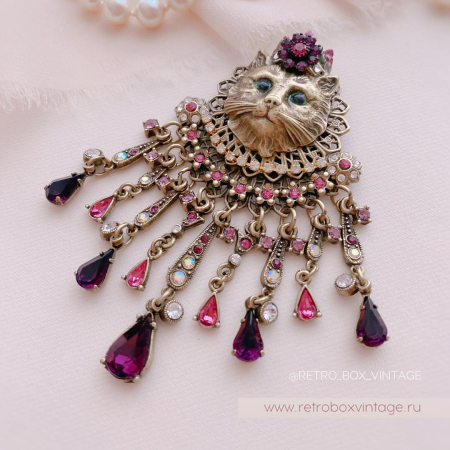 SWEET ROMANCE Брошь «Королева кошек: розово-пурпурные кристаллы»