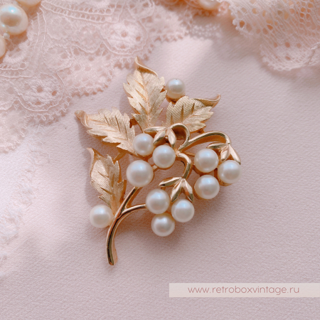 TRIFARI Брошь «Жемчужная земляника»