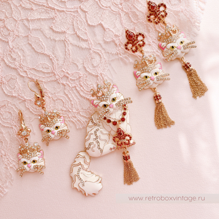 В комплект выпущены два варианта серег