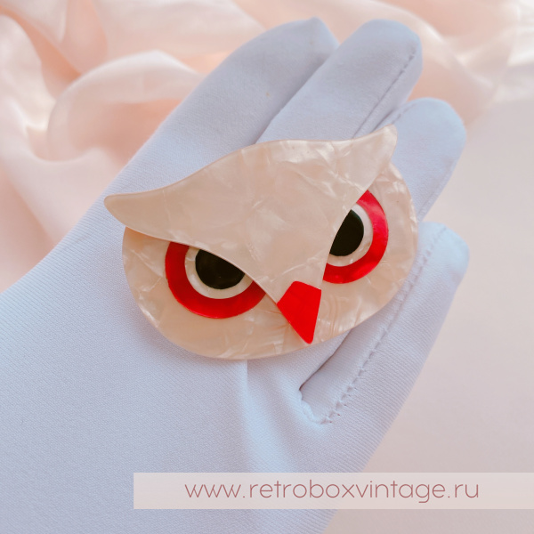 LEA STEIN Брошь «СОВА АФИНА: СВЕТЛЫЙ ШЕЛК» сливочно-перламутровая с красным клювом