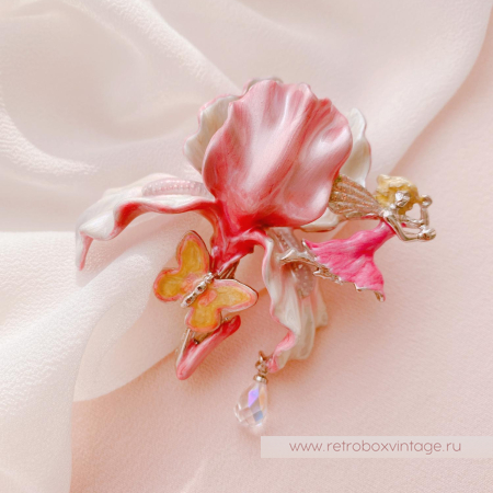 KIRKS FOLLY Брошь «Розовый ирис с феей, бабочкой и капелькой росы»