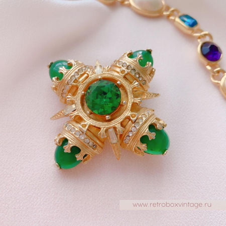 BENEDIKT N.Y. Брошь «Мальтийский крест изумруд»