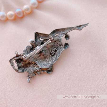 JJ / JONET JEWELRY Брошь «И пусть весь мир подождет: девушка в ванной» серебро и жемчуг