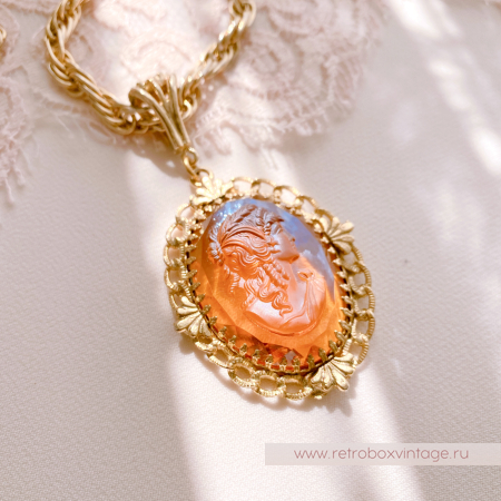 WHITING AND DAVIS Кулон на цепочке "Медовая камея"