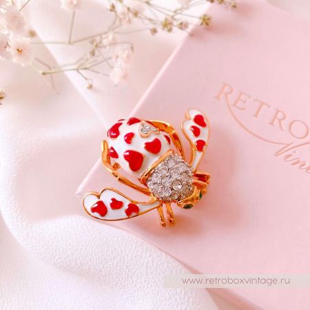 JOAN RIVERS Брошь "Любовная пчелка" с алыми сердцами