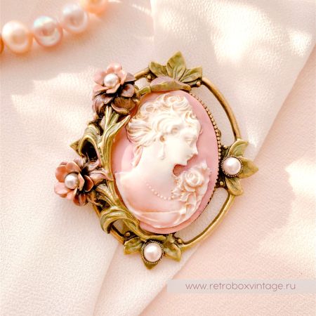 SWEET ROMANCE Брошь "Камея в цветах"