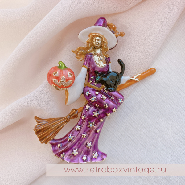 KIRKS FOLLY Брошь-кулон «Фея ведьма на метле в пурпурном платье: золото»
