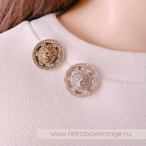 SWEET ROMANCE Брошь-пин «Медальон со львом: серебро» с кристаллами