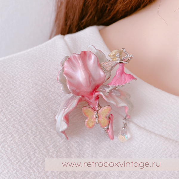 KIRKS FOLLY Брошь «Розовый ирис с феей, бабочкой и капелькой росы»