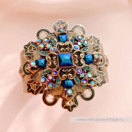 SWEET ROMANCE Браслет-каф «Кассиопея: крест с кристаллами павлин»