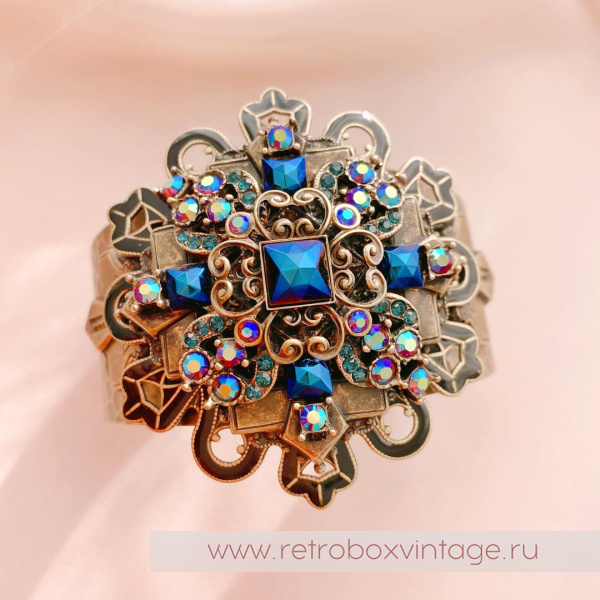 SWEET ROMANCE Браслет-каф «Кассиопея: крест с кристаллами павлин» SWEET ROMANCE Браслет-каф «Кассиопея: крест с кристаллами павлин»