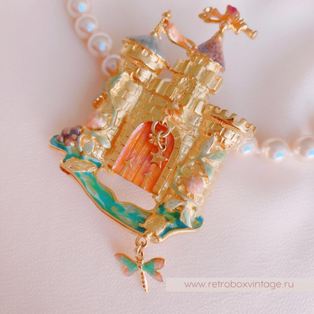 KIRKS FOLLY Брошь «Земляничный замок» с открывающейся дверью