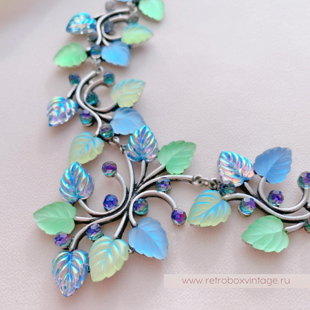 SWEET ROMANCE Колье «Нежное пробуждение: зелено-голубые листья в серебре»