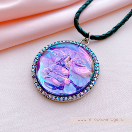 KIRKS FOLLY Кулон на кожаном шнуре "Лунная гладь: пурпурная водяная луна в серебре"