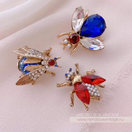 SWEET ROMANCE Трио брошей «Пчелки полевых цветов: сине-красные в золоте» (3 шт)