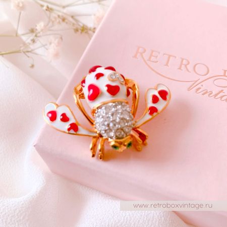 JOAN RIVERS Брошь "Любовная пчелка" с алыми сердцами