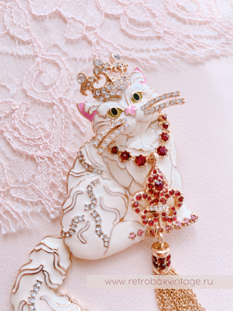 RITZY COUTURE Брошь-кулон «Белая королева кошек: золото»