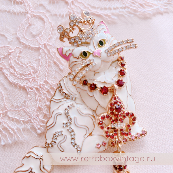 RITZY COUTURE Брошь-кулон «Белая королева кошек: золото» RITZY COUTURE Брошь-кулон «Белая королева кошек: золото»