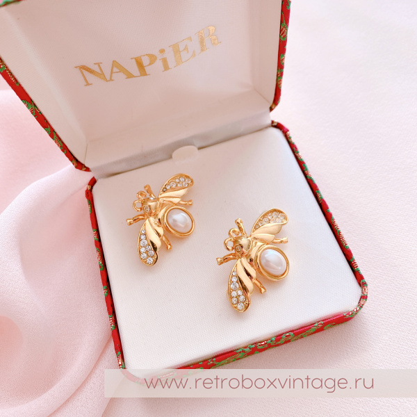 NAPIER Дуэт брошей "Жемчужные пчелки" в парчовом футляре NAPIER Дуэт брошей "Жемчужные пчелки" в парчовом футляре