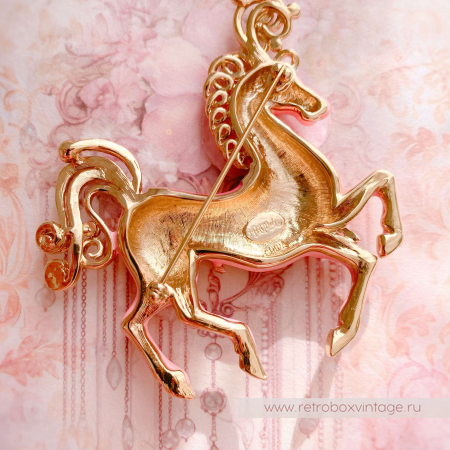 BOB MACKIE Брошь «Царская лошадь: розовая»