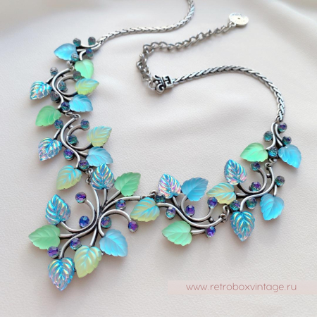 SWEET ROMANCE Колье «Нежное пробуждение: зелено-голубые листья в серебре»