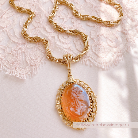 WHITING AND DAVIS Кулон на цепочке "Медовая камея"