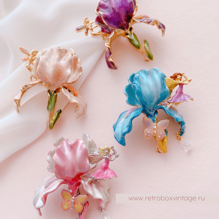 KIRKS FOLLY Брошь «Розовый ирис с феей, бабочкой и капелькой росы»
