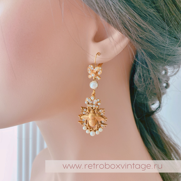 ASKEW LONDON Серьги "Имперская пчела с короной и жемчугом" бант, левербек ASKEW LONDON Серьги "Имперская пчела с короной и жемчугом" бант, левербек
