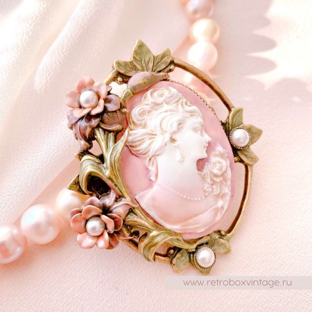 SWEET ROMANCE Брошь "Камея в цветах"