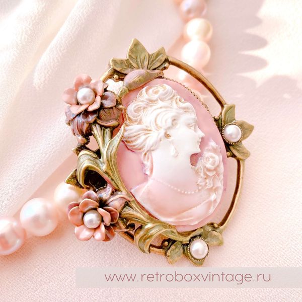 SWEET ROMANCE Брошь "Камея в цветах"