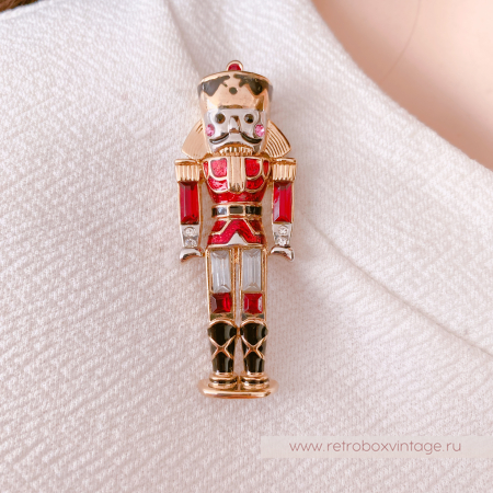 MONET Брошь «Красный щелкунчик»