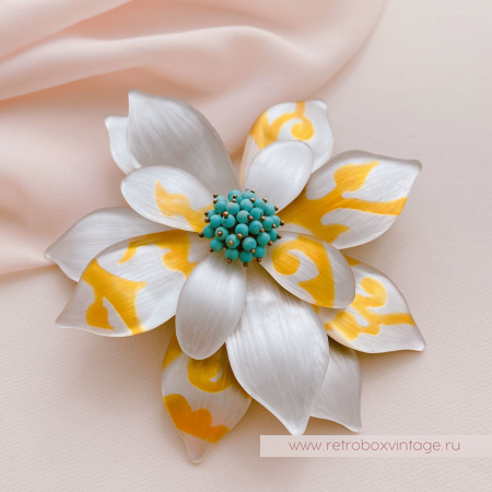 ALEXIS BITTAR Брошь "Серебристо-белый цветок с медовыми вензелями" бирюза, серебро, люцит