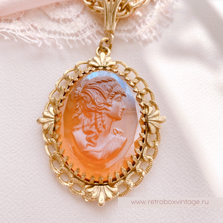 WHITING AND DAVIS Кулон на цепочке "Медовая камея"