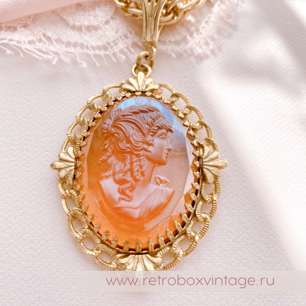 WHITING AND DAVIS Кулон на цепочке "Медовая камея"