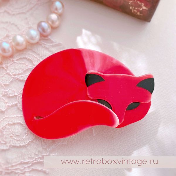 LEA STEIN Брошь «Спящая кошка Гомина: руж кутюр» красная с черными глазками