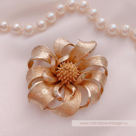CORO Брошь «Золотая хризантема»