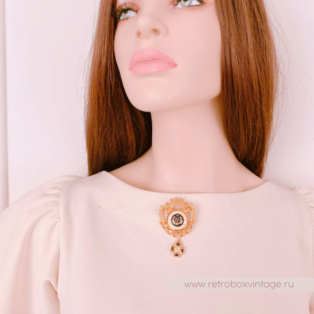 ST. JOHN Брошь "Символ чести" с подвеской крестом