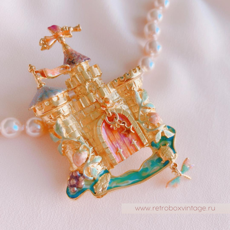 KIRKS FOLLY Брошь «Земляничный замок» с открывающейся дверью