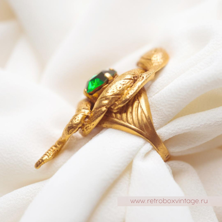 ASKEW LONDON Кольцо «Секрет Клеопатры: с зеленым кристаллом»