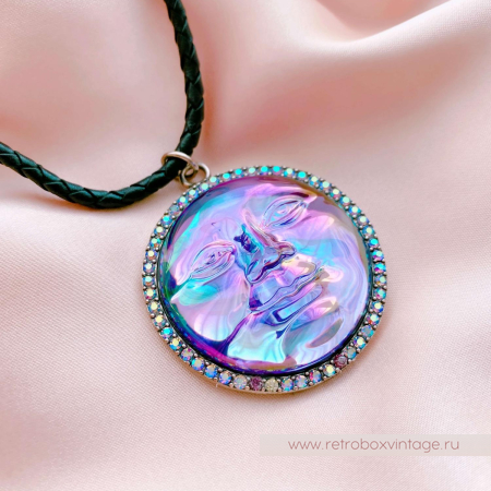 KIRKS FOLLY Кулон на кожаном шнуре "Лунная гладь: пурпурная водяная луна в серебре"