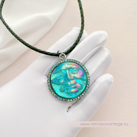 KIRKS FOLLY Кулон на кожаном шнуре "Лунная гладь: изумрудная водяная луна в серебре"